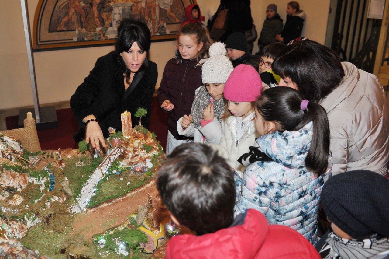 ALBERO E PRESEPE DEL COMUNE DECORATI DAI BAMBINI