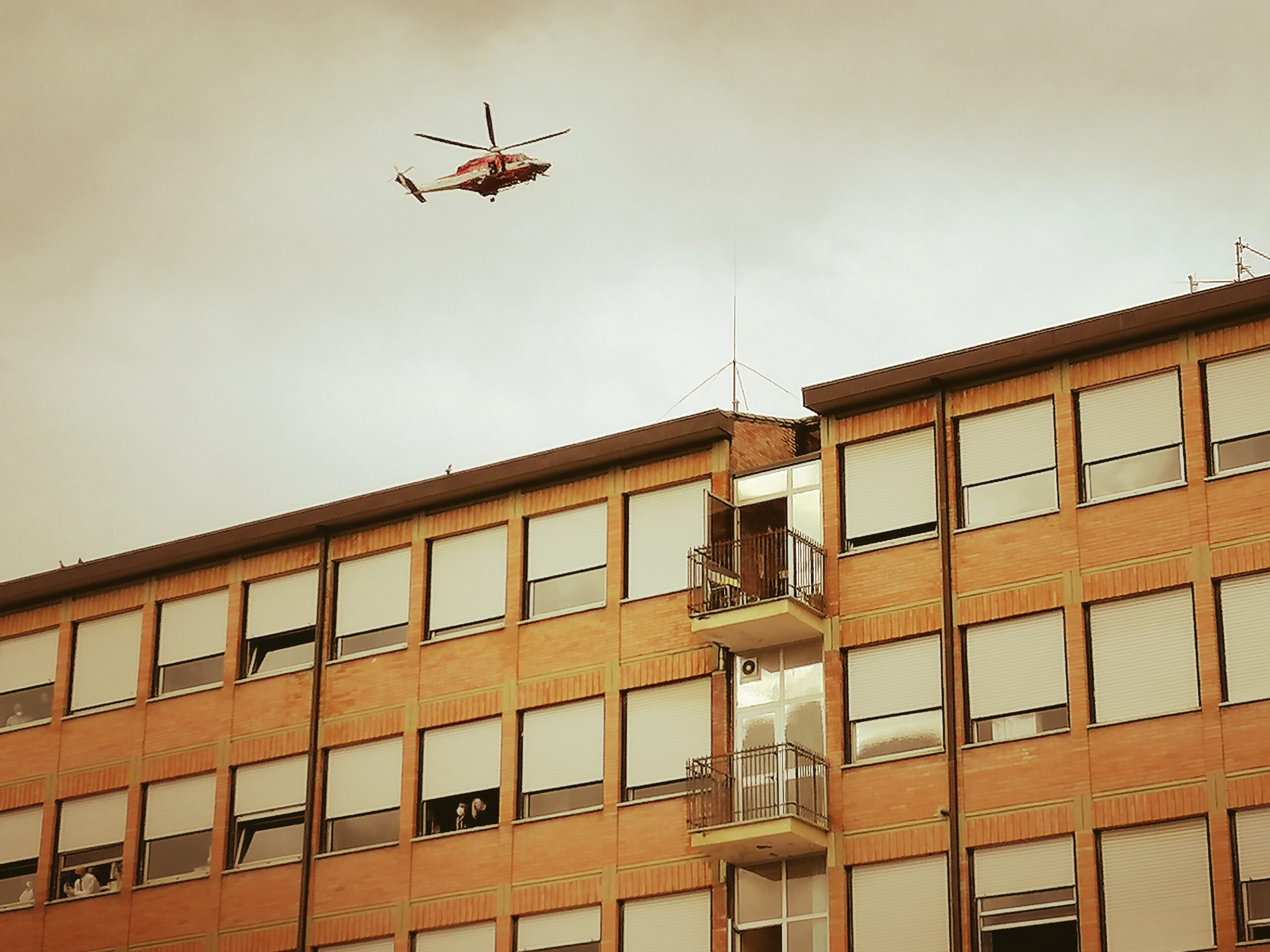 L’EFFIGIE DELLA PATRONA SANTA BARBARA SORVOLA L’OSPEDALE