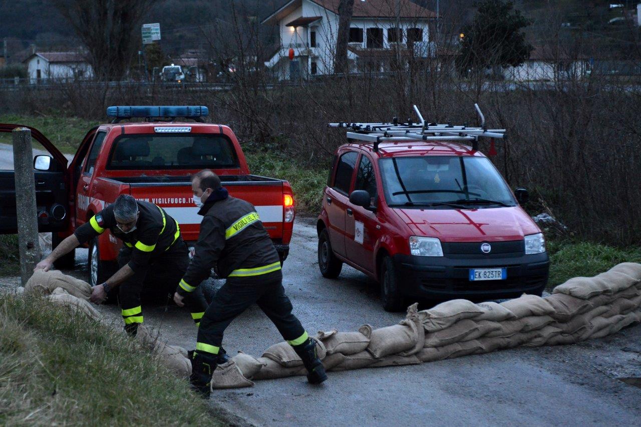 VIGILI DEL FUOCO E PROTEZIONE CIVILE AL LAVORO: POSIZIONATI SACCHI DI SABBIA PER RAFFORZARE GLI ARGINI
