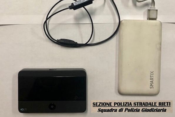 MICROCAMERA NASCOSTA SOTTO LA MAGLIA MENTRE SOSTENEVA LA PROVA PER LA PATENTE: DENUNCIATO PER TRUFFA