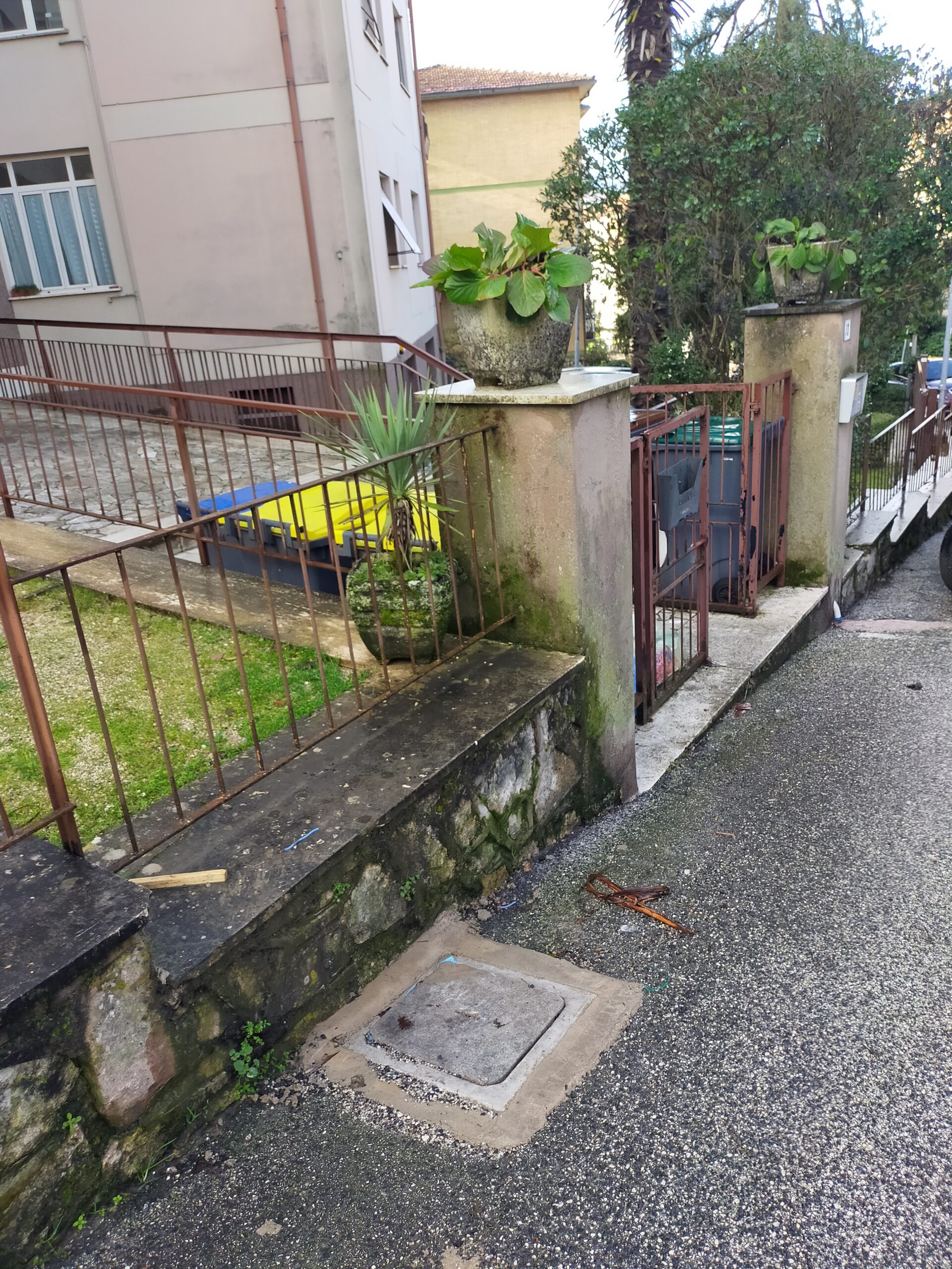 CAMPOMORO DIMENTICATA: IN VIA STRAMPELLI UN TOMBINO AL POSTO DI UN LAMPIONE