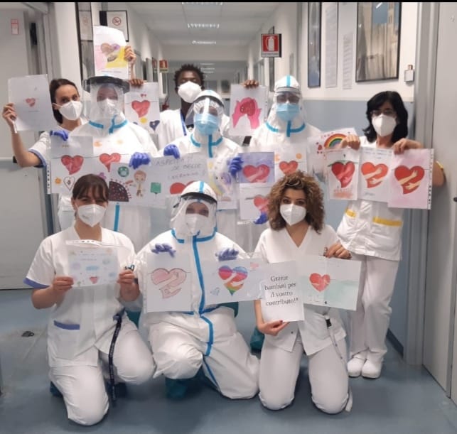 I PICCOLI DELLA PARROCCHIA DI SANT’AGOSTINO DISEGNANO PER I MALATI COVID DEL DE LELLIS