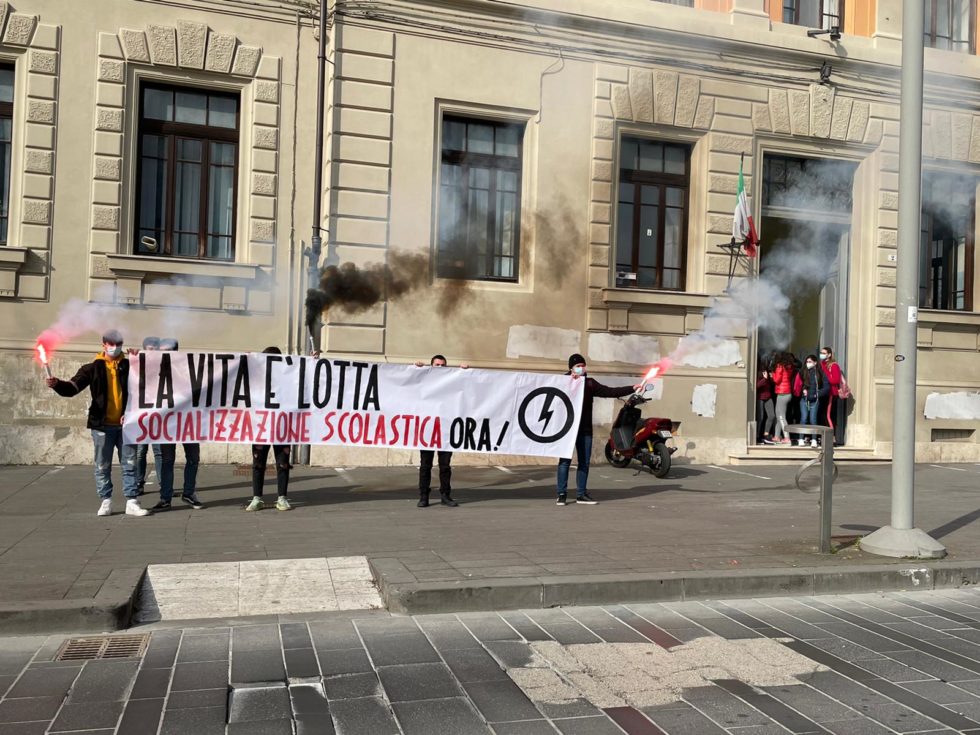 Blocco studentesco, “La vita è lotta, Socializzazione Scolastica ora!“