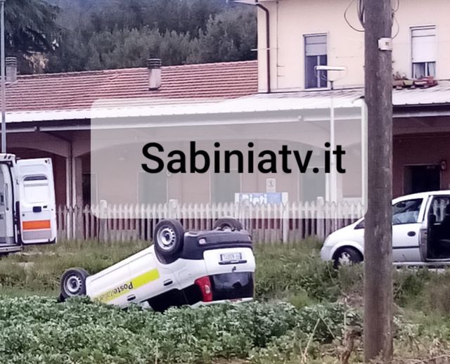 +++ RIETI, INCIDENTE IN VIA PORRARA: MACCHINA DELLE POSTE SI RIBALTA +++