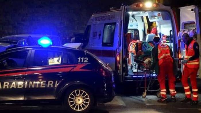 SI SCAGLIA CON UNA RONCOLA CONTRO AMBULANZA E  CARABINIERI, BLOCCATO E RICOVERATO