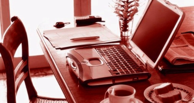 Covid, il lavoro da casa ha allungato l’orario a 40% degli impiegati