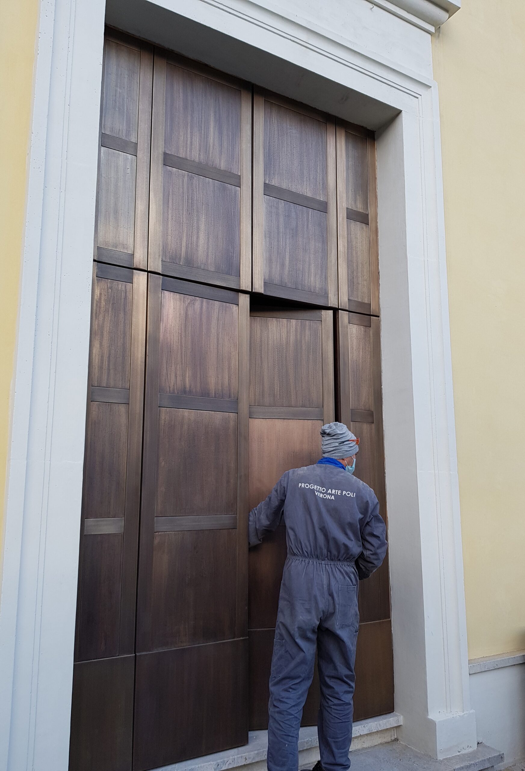 Un nuovo portone per la chiesa di Limiti di Greccio