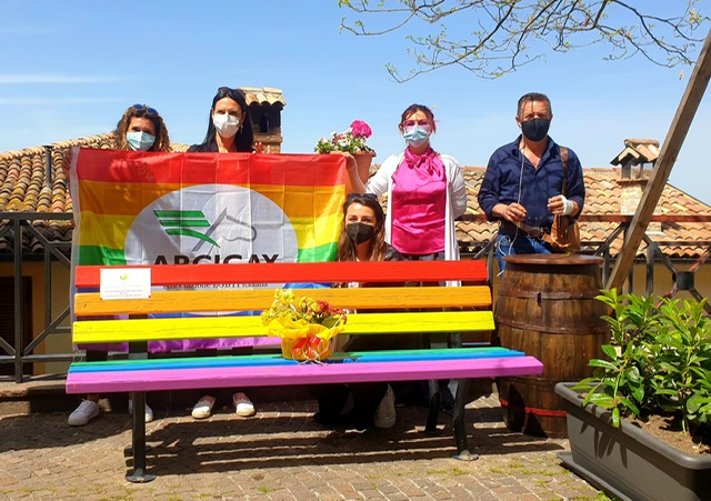 PANCHINA ARCOBALENO ANCHE A POGGIO BUSTONE