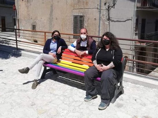 ANCHE ORVINIO HA REALIZZATO UNA PANCHINA ARCOBALENO