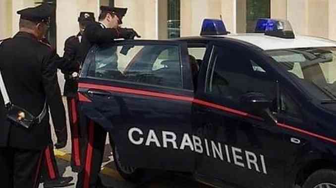 LITIGA CON LA MADRE E LA FERISCE: ARRESTATO