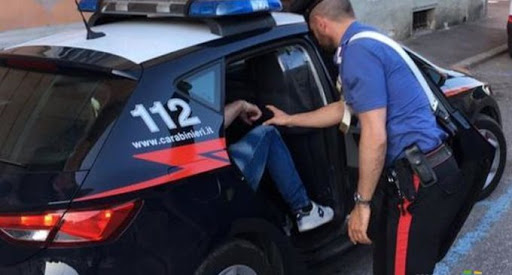 UN ARRESTO PER ATTI PERSECUTORI, DANNEGGIAMENTO E MINACCIA AGGRAVATA NEI CONFRONTI DELLA EX FIDANZATA