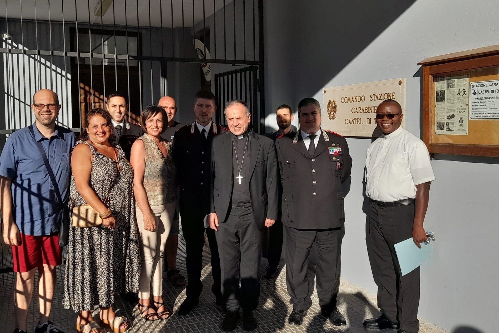 Mons. Pompili visita la stazione dei Carabinieri di Castel di Tora