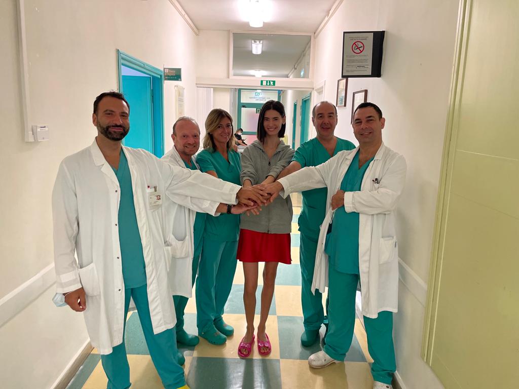 la paziente con l’equipe chirurgica