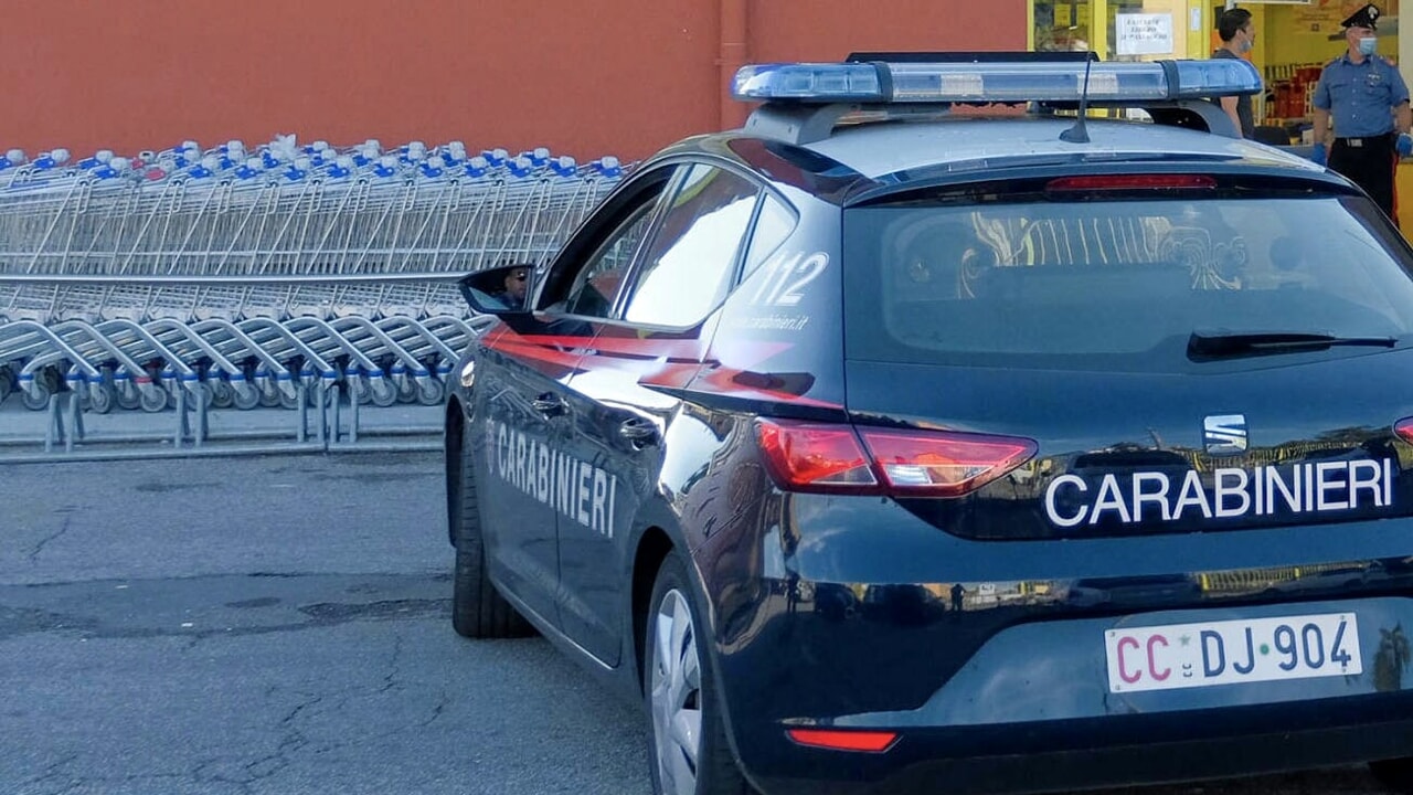 carabinieri supermercato foto di repertorio
