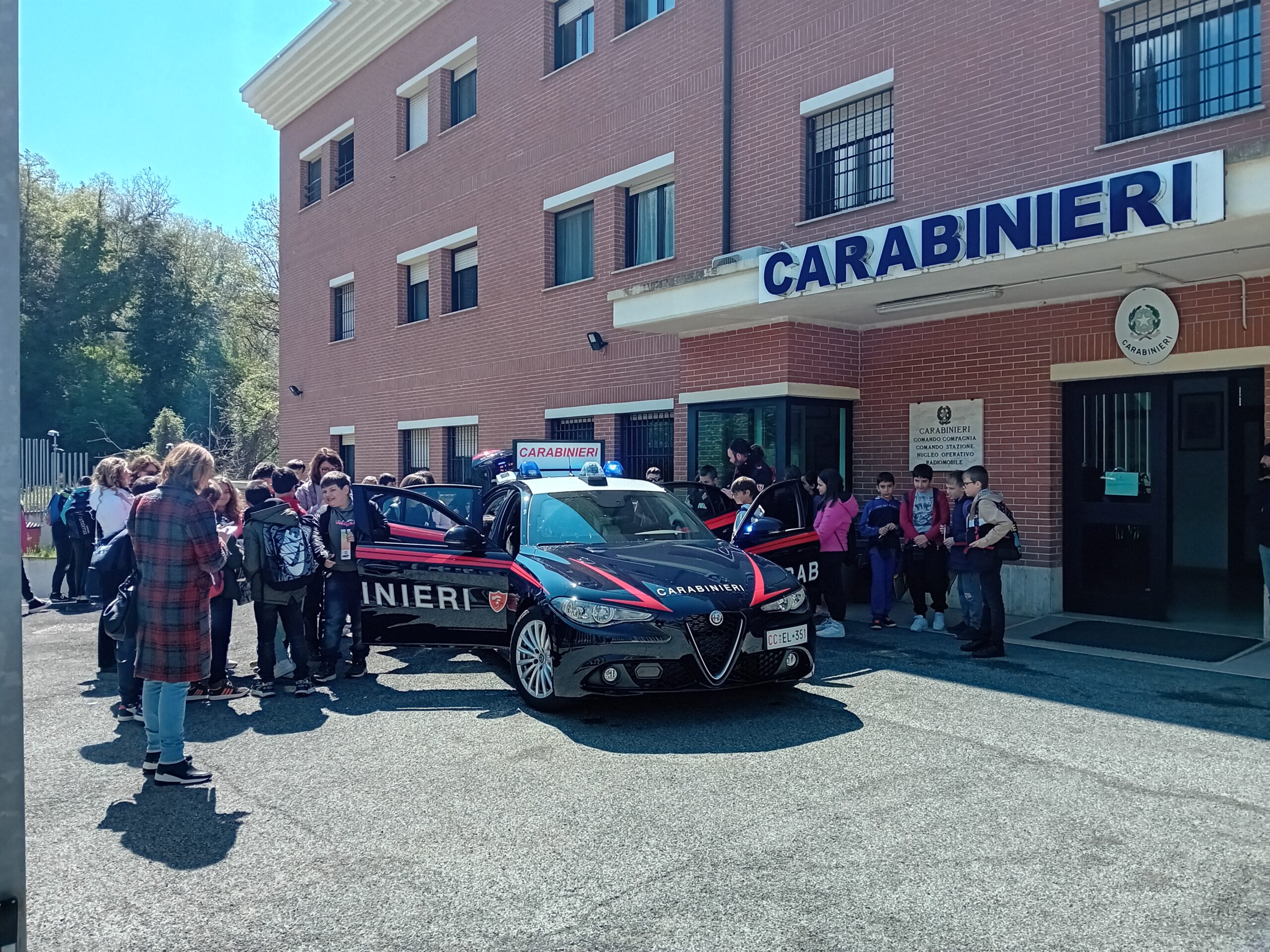 GLI STUDENTI DELLA BASSA SABINA VISITANO LA COMPAGNIA CARABINIERI DI POGGIO MIRTETO.