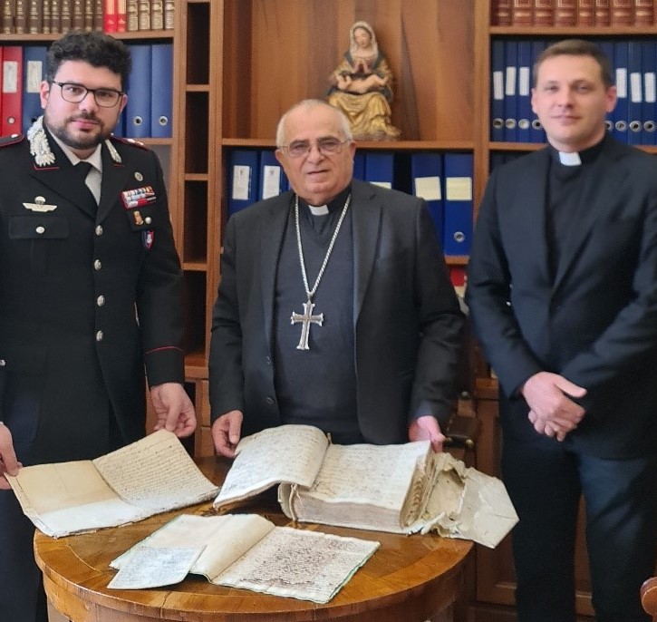 I Carabinieri Tutela Patrimonio Culturale restituiscono alla Diocesi di Sabina – Poggio Mirteto tre importanti manoscritti dell’Archivio Diocesano.