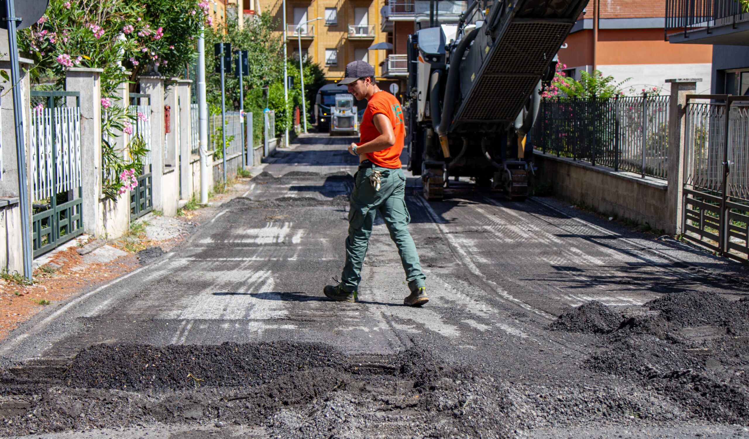 Piazza Tevere: iniziati i lavori per il ripristino dell’asfalto