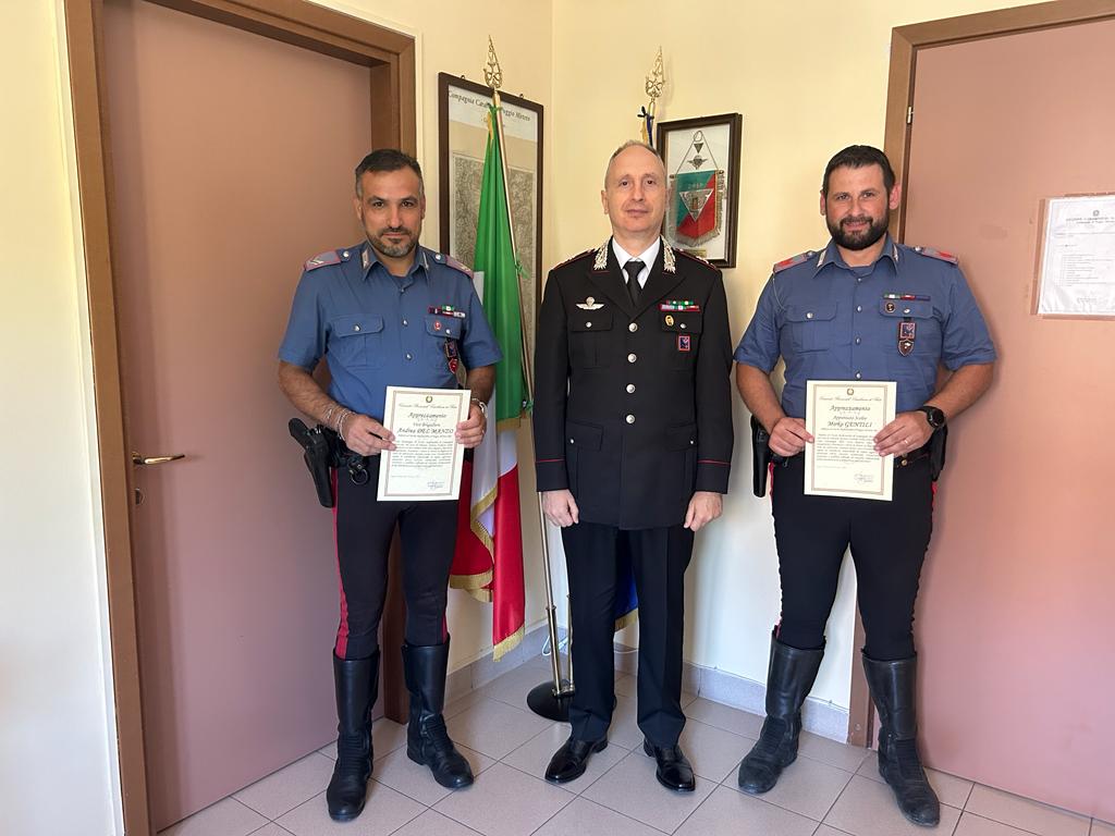 Arrestano rapinatore: elogio del comandante Bellini per due militari