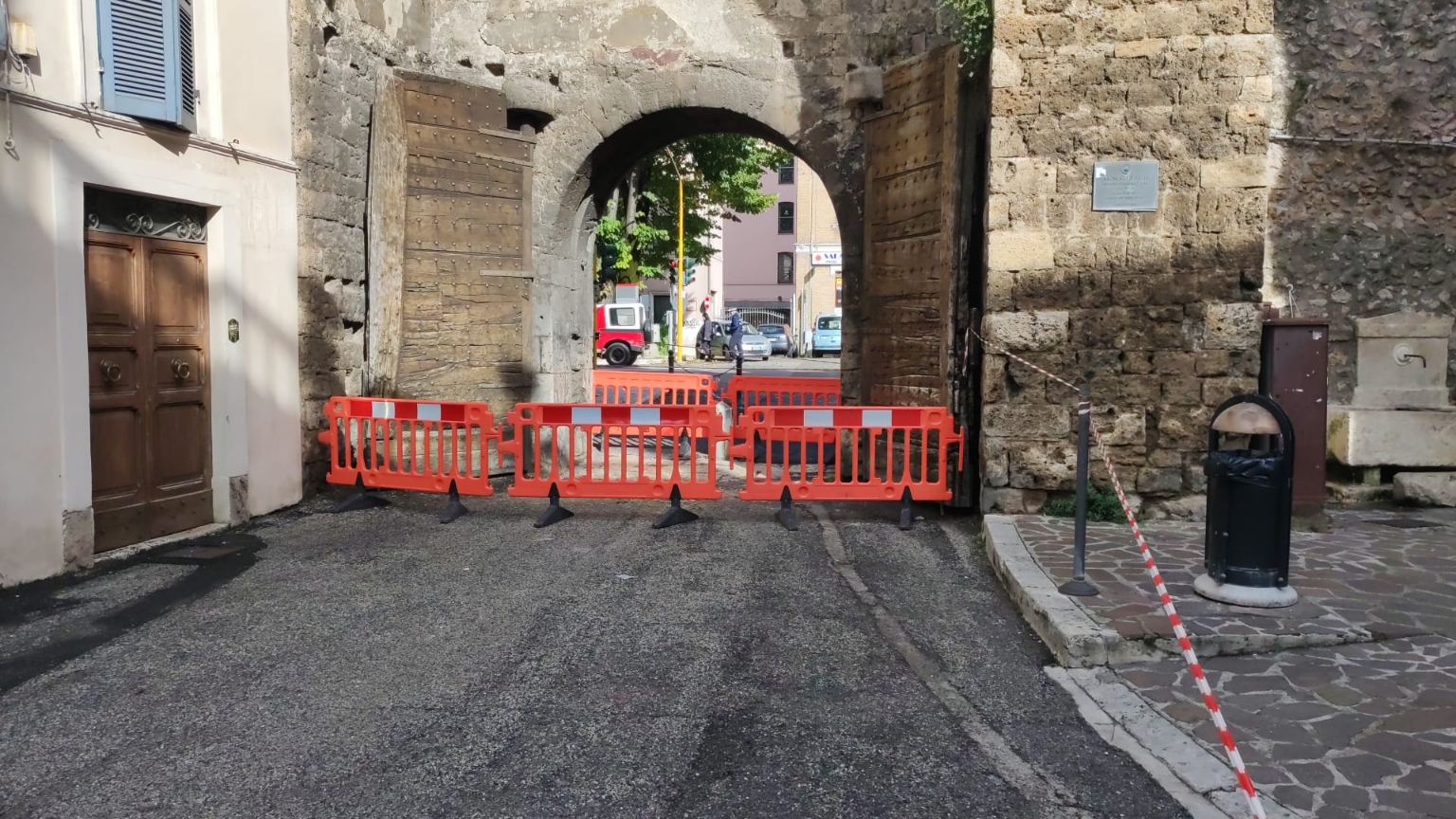 RISCHIO CADUTA CALCINACCI: CHIUSO PASSAGGIO PEDONALE DI PORTA CONCA