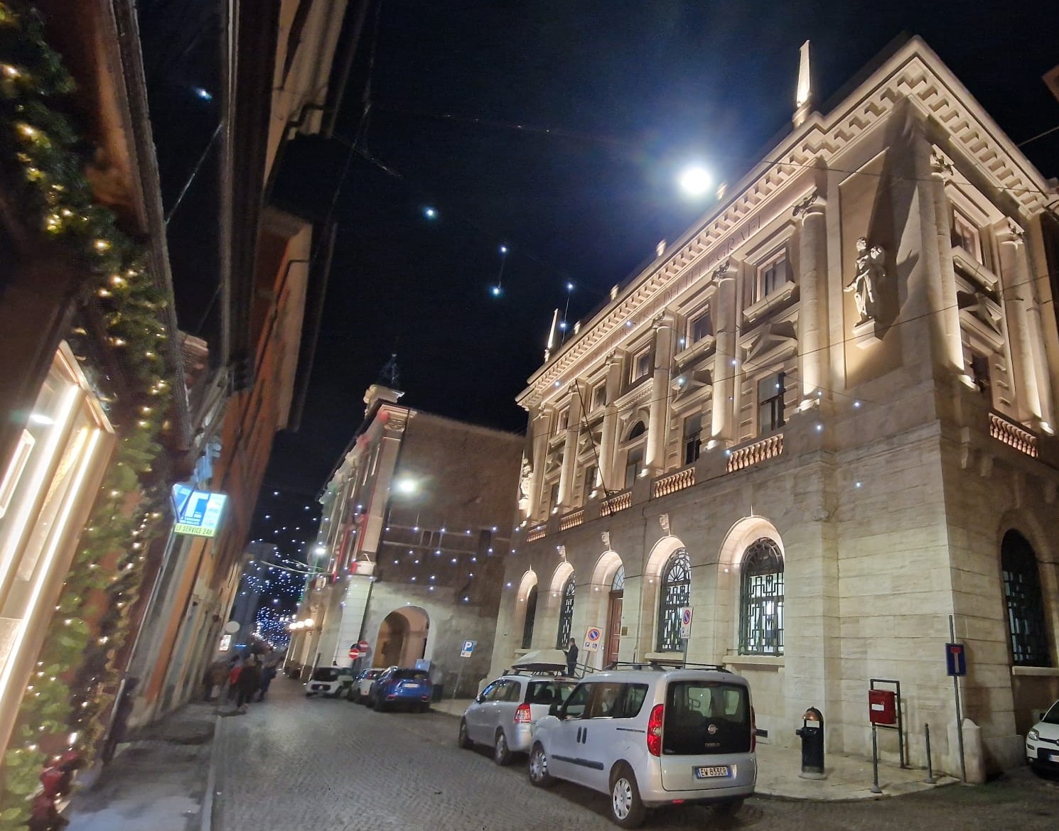 NELLA NOTTE DI SANTA LUCIA SI ILLUMINA LA BELLEZZA DELLO STORICO PALAZZO DELLE POSTE DI RIETI
