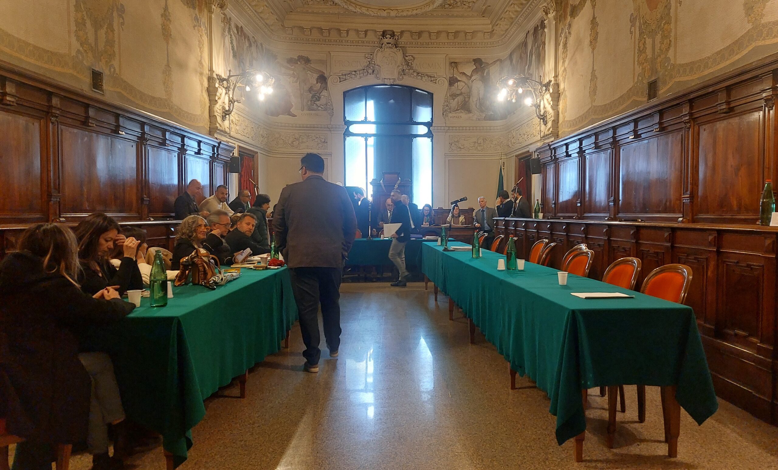 SCIVOLONE DELLA SINISTRA CHE ABBANDONA IL CONSIGLIO COMUNALE PRIMA DI DISCUTERE IL BILANCIO