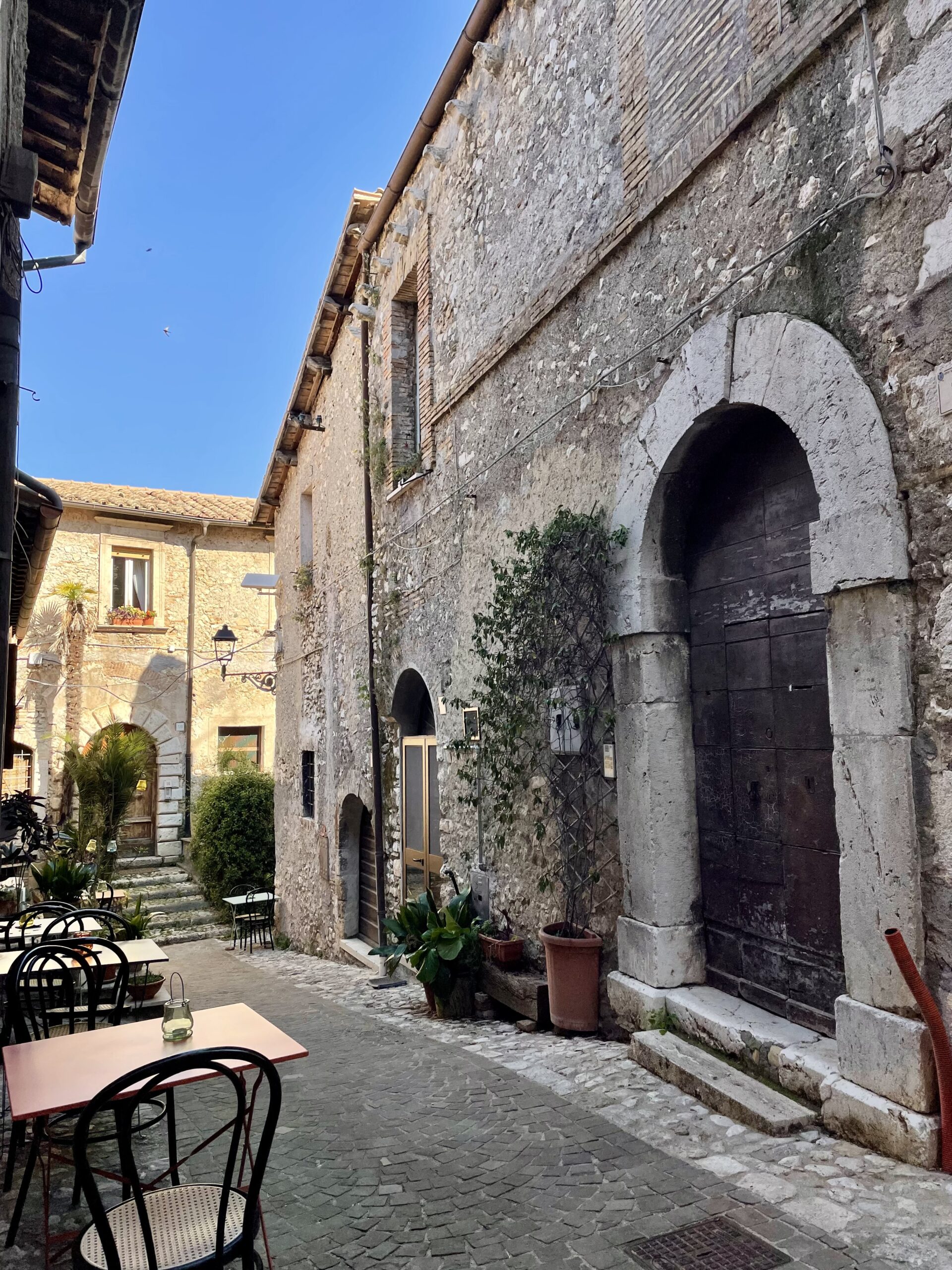 PONTE DEL 25 APRILE A FARA IN SABINA TRA SENTIERI IMMERSI NELLA NATURA, REPERTI ARCHEOLOGICI ED ECCELLENZE ENOGASTRONOMICHE