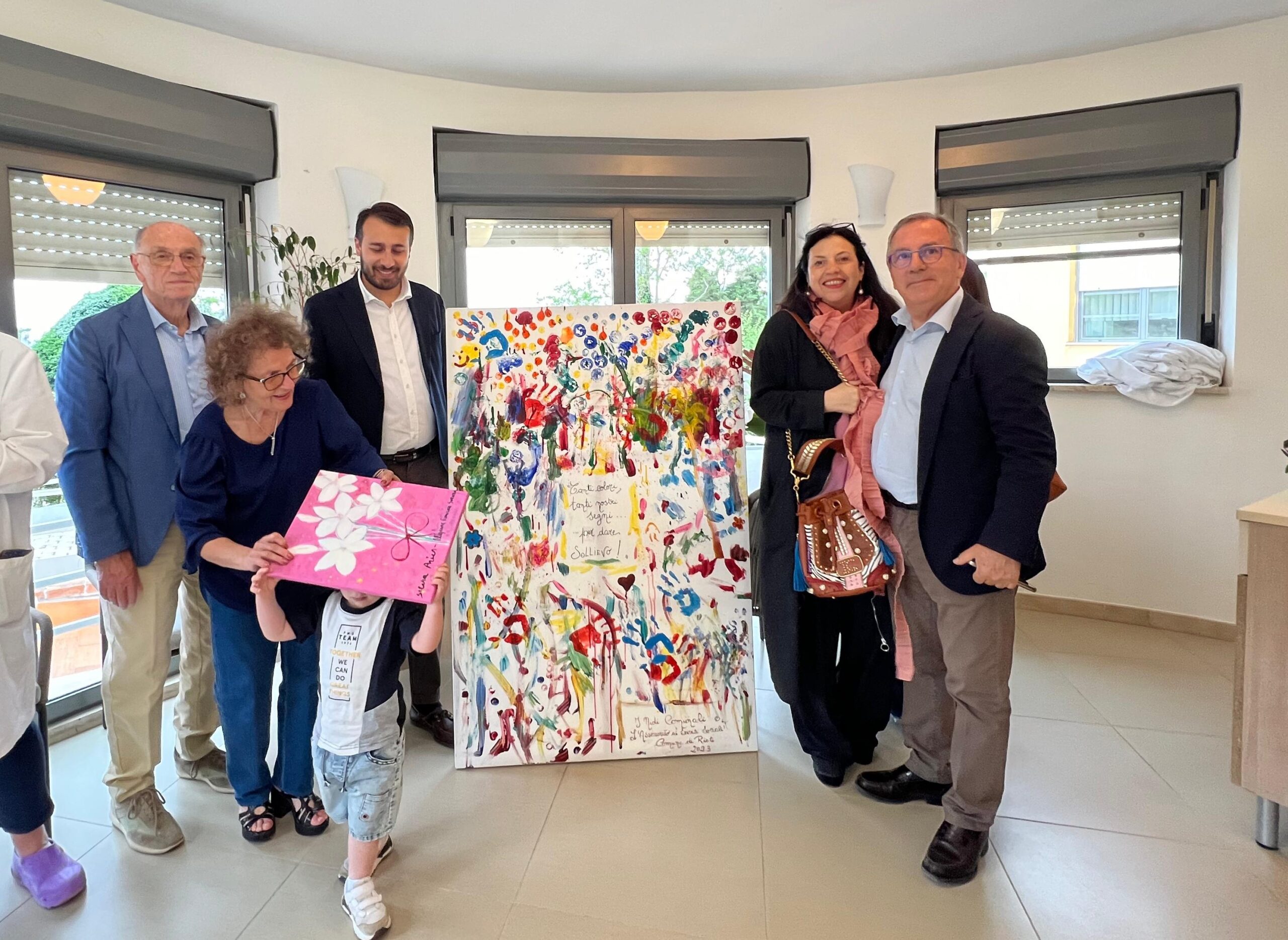 RIETI, I BIMBI DEL NIDO COMUNALE DONANO UN QUADRO AI DEGENTI DELL’HOSPICE SAN FRANCESCO