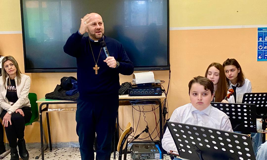 IL VESCOVO VITO IN VISITA ALLA “RICCI”: “VOGLIATE BENE ALLA VOSTRA VITA E FATENE UN CAPOLAVORO”