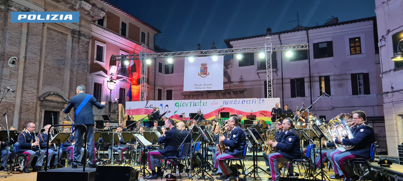 APPLAUDITO, A POGGIO MIRTETO, IL CONCERTO DELLA BANDA MUSICALE DELLA POLIZIA DI STATO