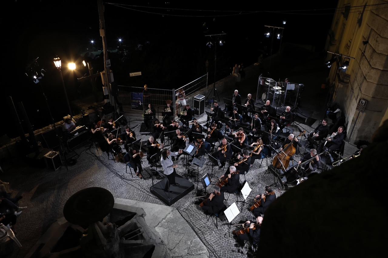Cantalice in piedi per la magia del rock sinfonico, standing ovation per l’Istituzione Sinfonica Abruzzese e il Maestro Roberto Molinelli