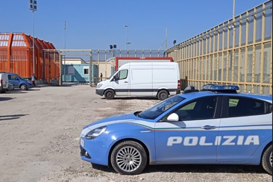 foto comunicato stampa del 20 giugno 2026 – straniero scarcerato espulso dalla Polizia di Stato
