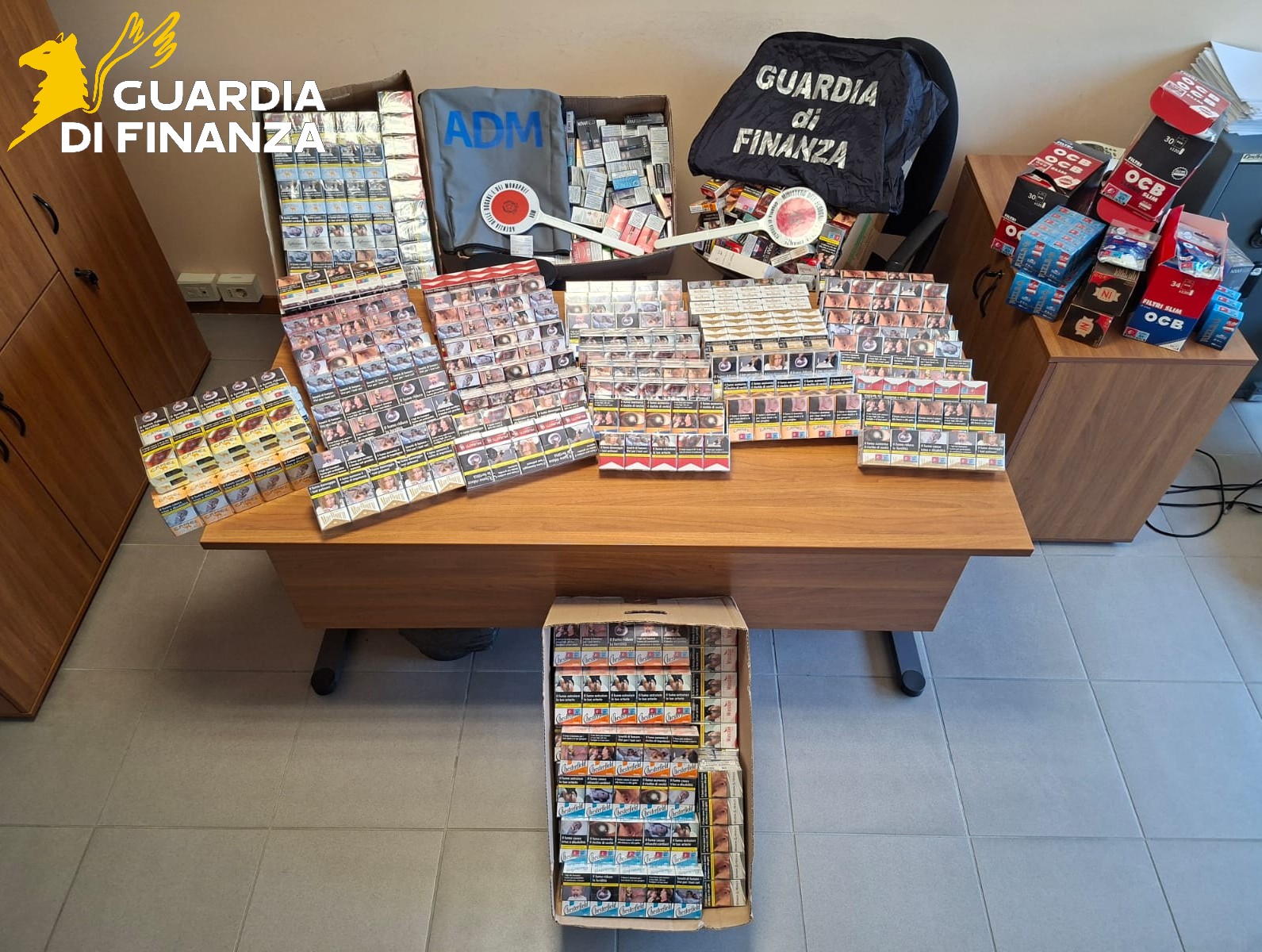 RIETI, SEQUESTRATI DALLA GUARDIA DI FINANZA OLTRE 48 KG DI SIGARETTE E 20 MILA ACCESSORI DA FUMO
