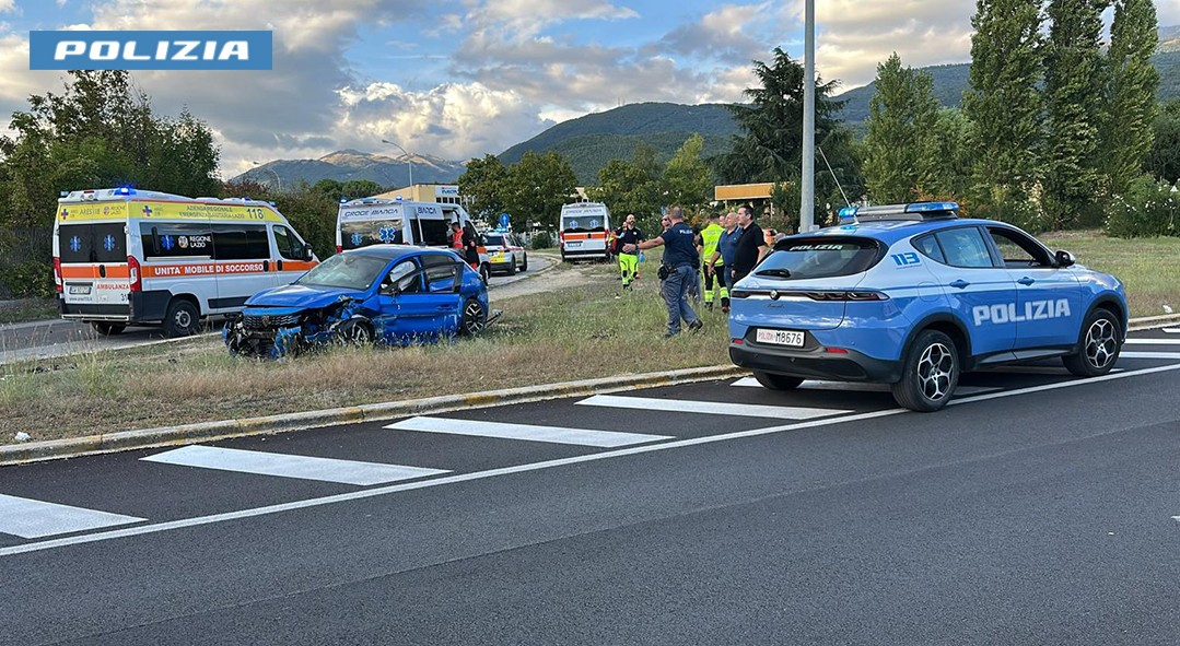 ALLA VISTA DI UNA VOLANTE SPINGE L’AUTO A FOLLE VELOCITA’ CONTRO UN MURO: ARRESTATO DALLA POLIZIA DI STATO