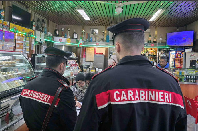 FURTO IN DANNO DI UN ESERCIZIO COMMERCIALE: UN UOMO DENUNCIATO DAI CARABINIERI