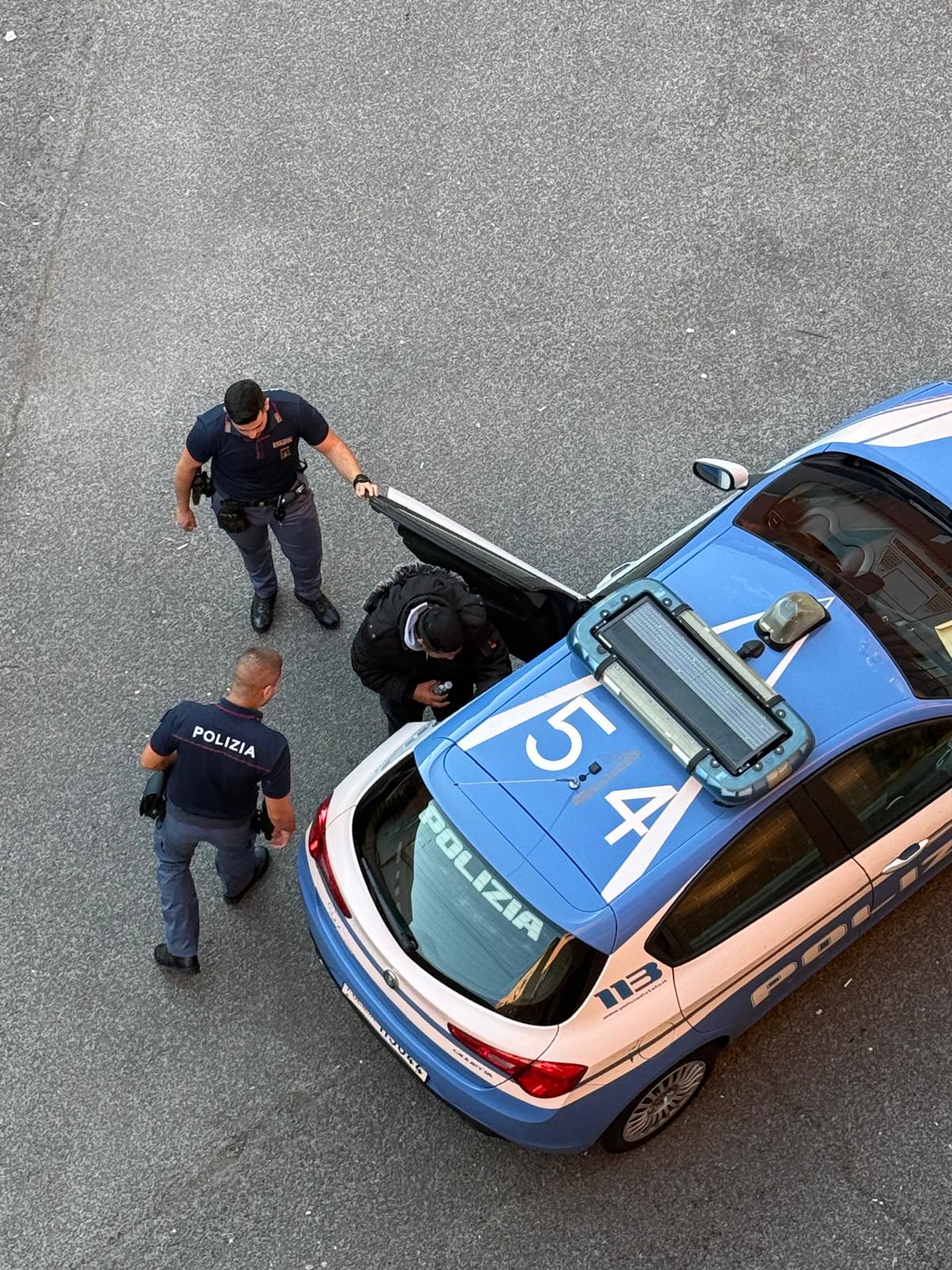 STALKER INDIANO SCONTA LA PENA E VIENE ESPULSO DALLA POLIZIA DI STATO